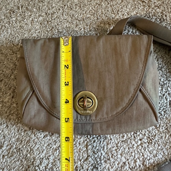 Baggallini Classic Taupe Crossbody Bag with Turn-Lock Closure - Picture 4 of 5